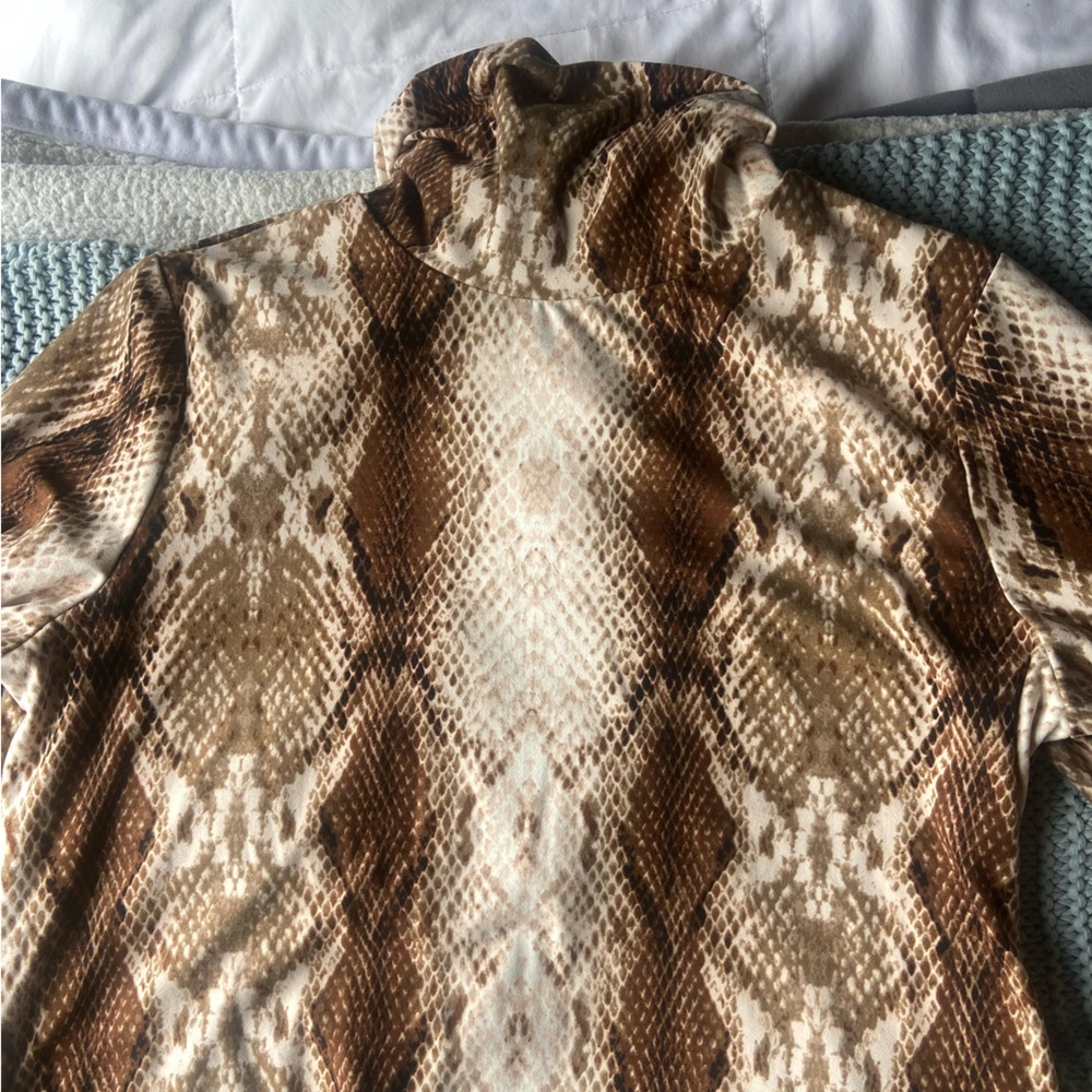 Apt 9 Snakeskin Turtle Neck | Size M